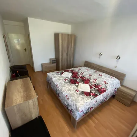 Отель Flora Retro